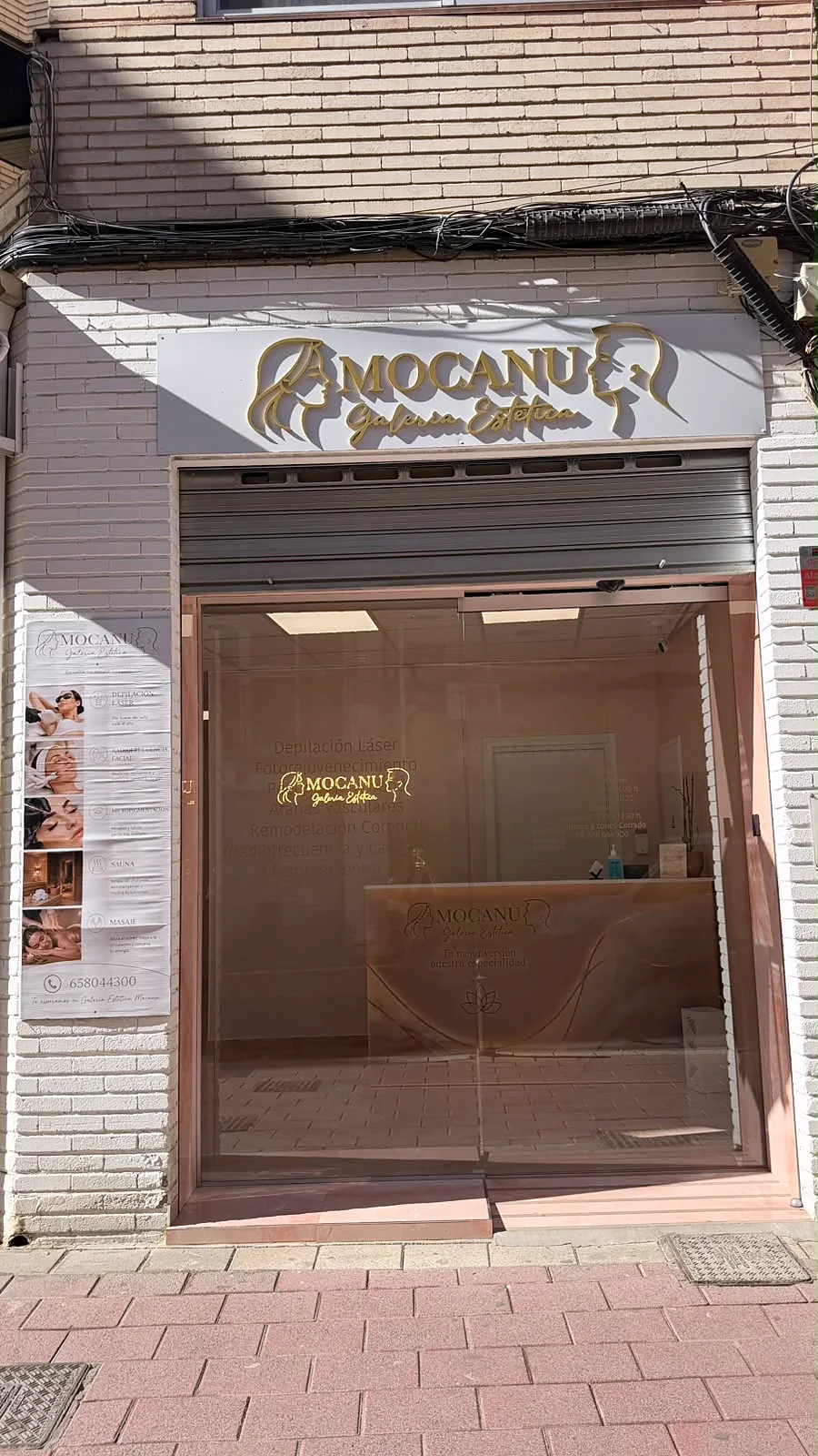 Fachada de Mocanu Galería Estética en Murcia con rótulo dorado