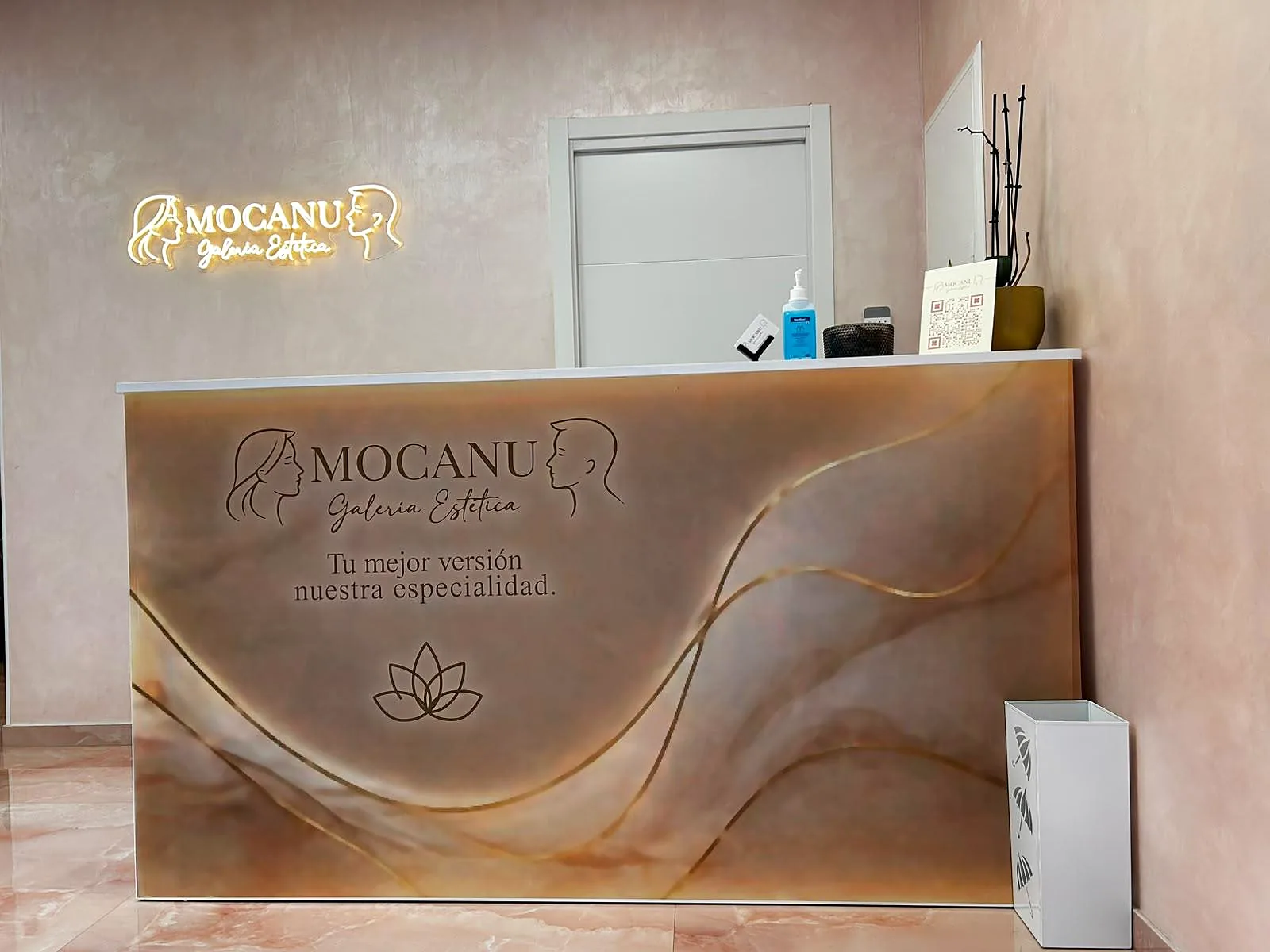 Recepción de Mocanu Galería Estética en Murcia con el logotipo en neón