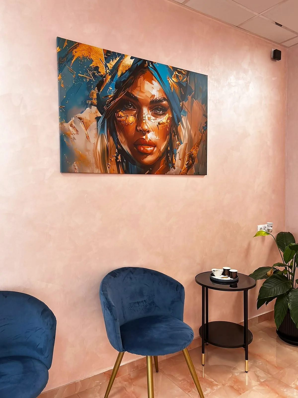 Sala de espera de Mocanu Galería Estética en Murcia con sillones azules