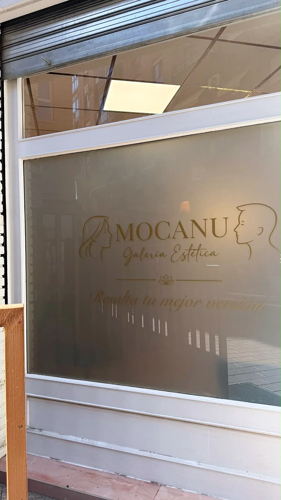 Escaparate de Mocanu Galería Estética con el lema Resalta tu mejor versión